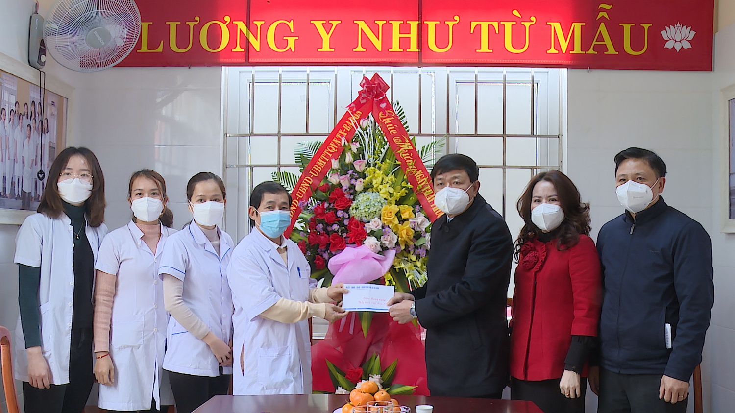 Đồng chí Đoàn Minh Thọ, Phó Bí thư Thị ủy, Chủ tịch UBND thị xã đã đến thăm, động viên và tặng quà cho các y, bác sỹ Trạm y tế Phường Ba Đồn