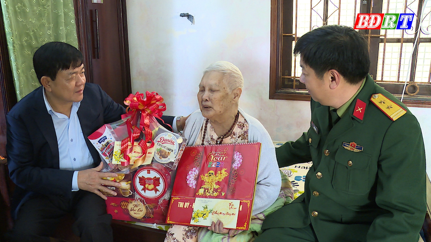 Đồng chí Đoàn Minh Thọ, Phó Bí thư Thị ủy, Chủ tịch UBND thị xã đã đến thăm, tặng quà gia đình bà Mai Thị Nhen, Vợ LS, TDP Thuận Bài, phường Quảng Thuận