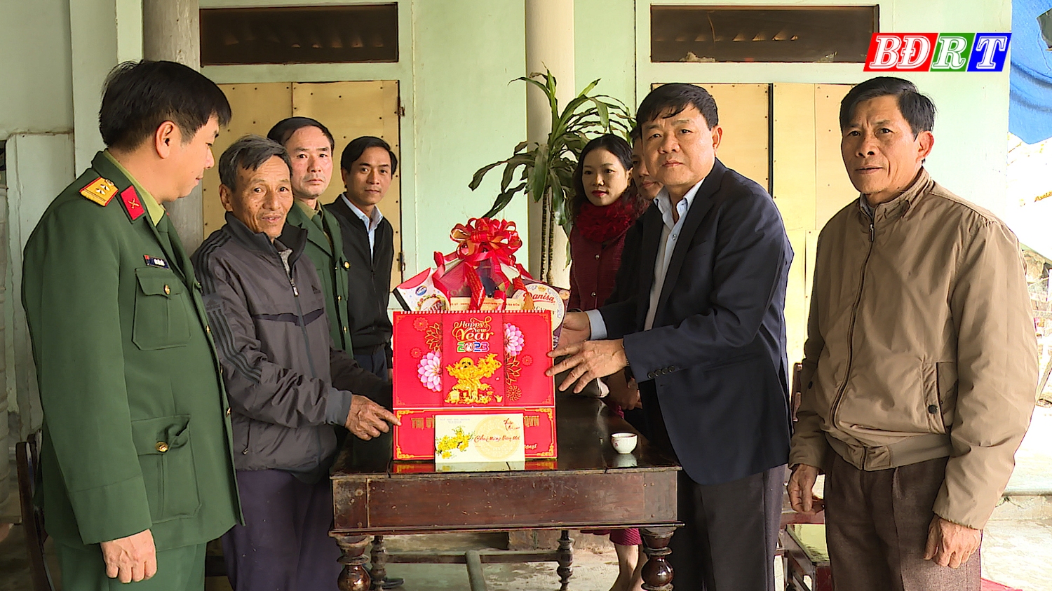 Đồng chí Chủ tịch UBND thị xã thăm, tặng quà gia đình Ông Trần Xuân Quý (Phường Quảng Thuận)