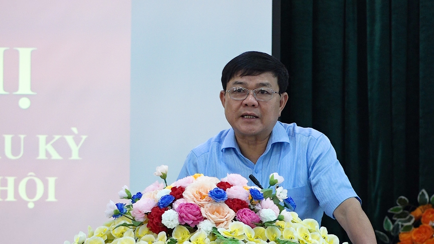 đồng chí Đoàn Minh Thọ Phó Bí thư Thị ủy Chủ tịch UBND thị xã giải trình một số ý kiến của cử tri