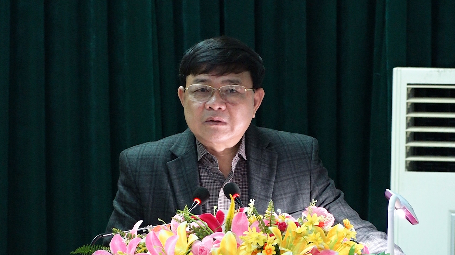 Đồng chí Đoàn Minh Thọ, Phó Bí thư Thị ủy, Chủ tịch UBND thị xã phát biểu tại hội nnghị.