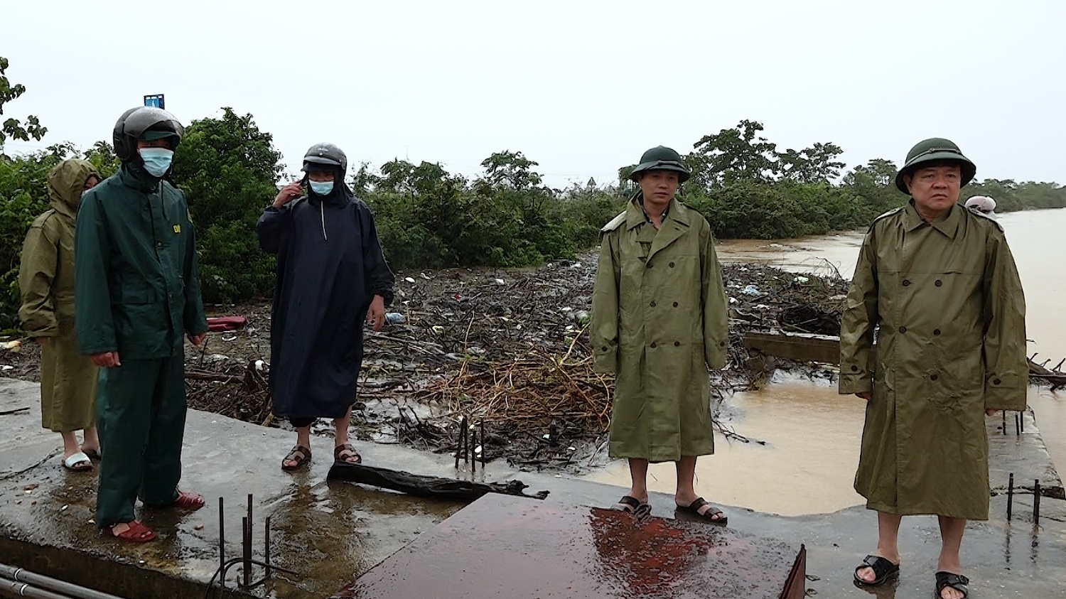 Đồng chí Đoàn Minh Thọ Chủ tịch UBND thị xã kiểm tra tình hình ngập lụt tại thôn Cồn Sẻ, xã Quảng Lộc.