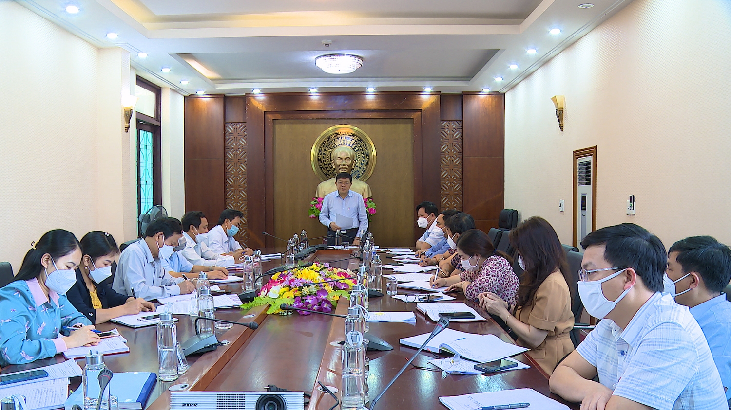 Đồng chí Đoàn Minh Thọ, Phó Bí thư Thị ủy, Chủ tịch UBND thị xã phát biểu kết luận tại buổi làm việc với UBND xã Quảng Hòa.