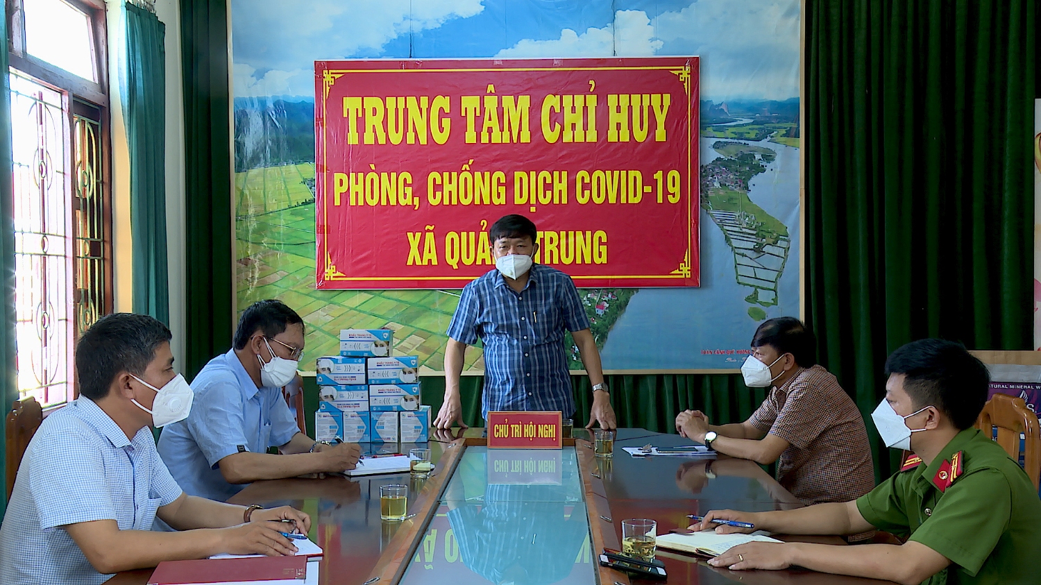 Đồng chí Đoàn Minh Thọ, Phó Bí thư Thị ủy, Chủ tịch UBND thị xã làm việc với UBND xã Quảng Trung về tình hình dịch Covid-19 trên địa bàn.