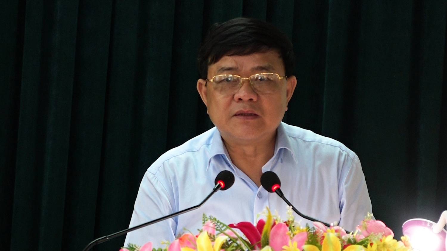 Đồng chí Đoàn Minh Thọ Phó Bí thư Thị ủy Chủ tịch UBND thị xã phát biểu kết luận hội nghị