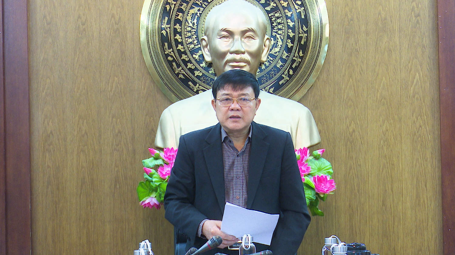 Đồng chí Đoàn Minh Thọ Phó Bí thư Thị ủy, Chủ tịch UBND thị xã phát biểu kết luận hội nghị