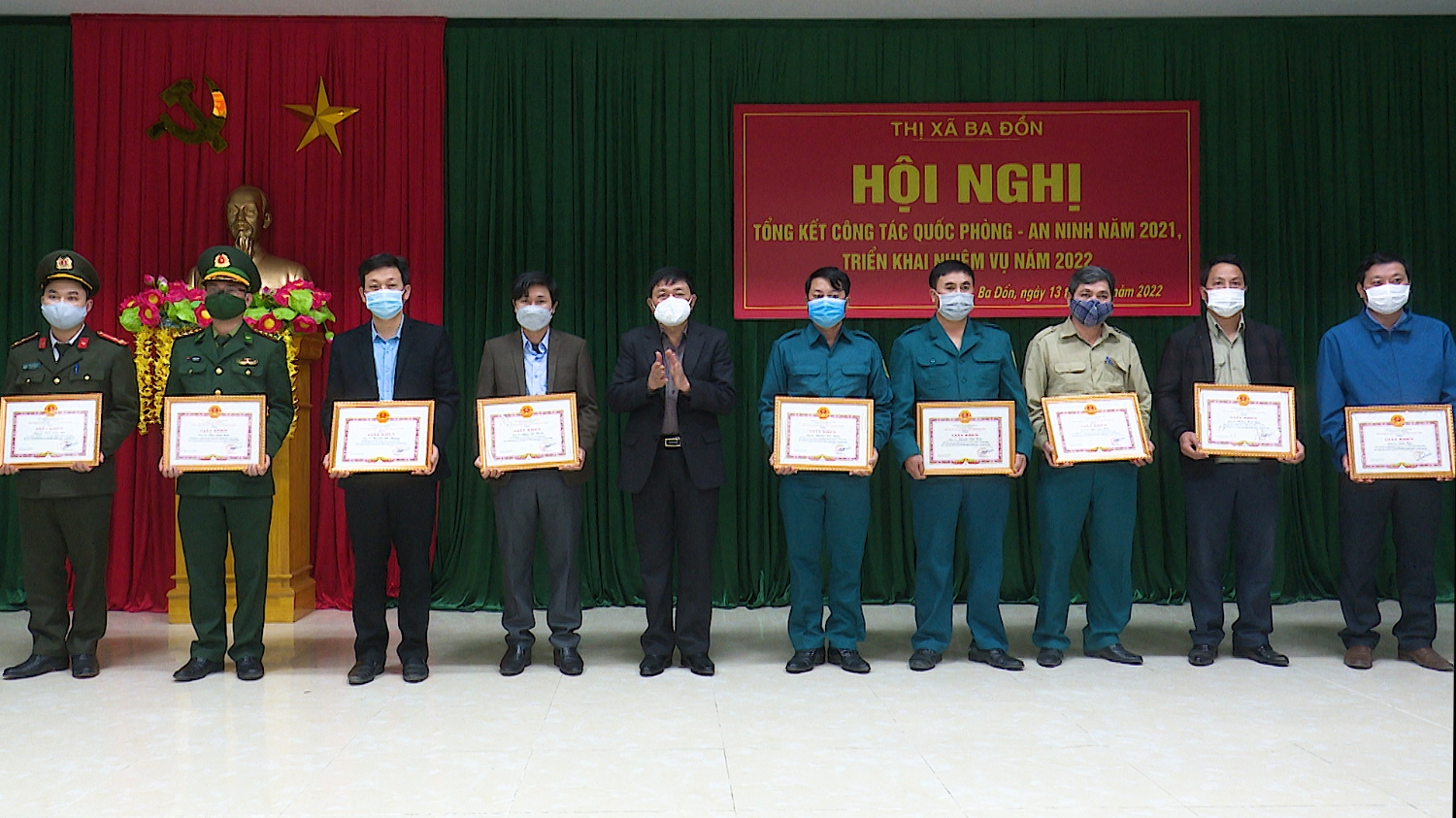 Đồng chí Đoàn Minh Thọ Phó Bí thư Thị ủy Chủ tịch UBND thị xã tặng giấy khen cho 10 cá nhân có thành tích xuất sắc trong công tác Quốc phòng An ninh 2021