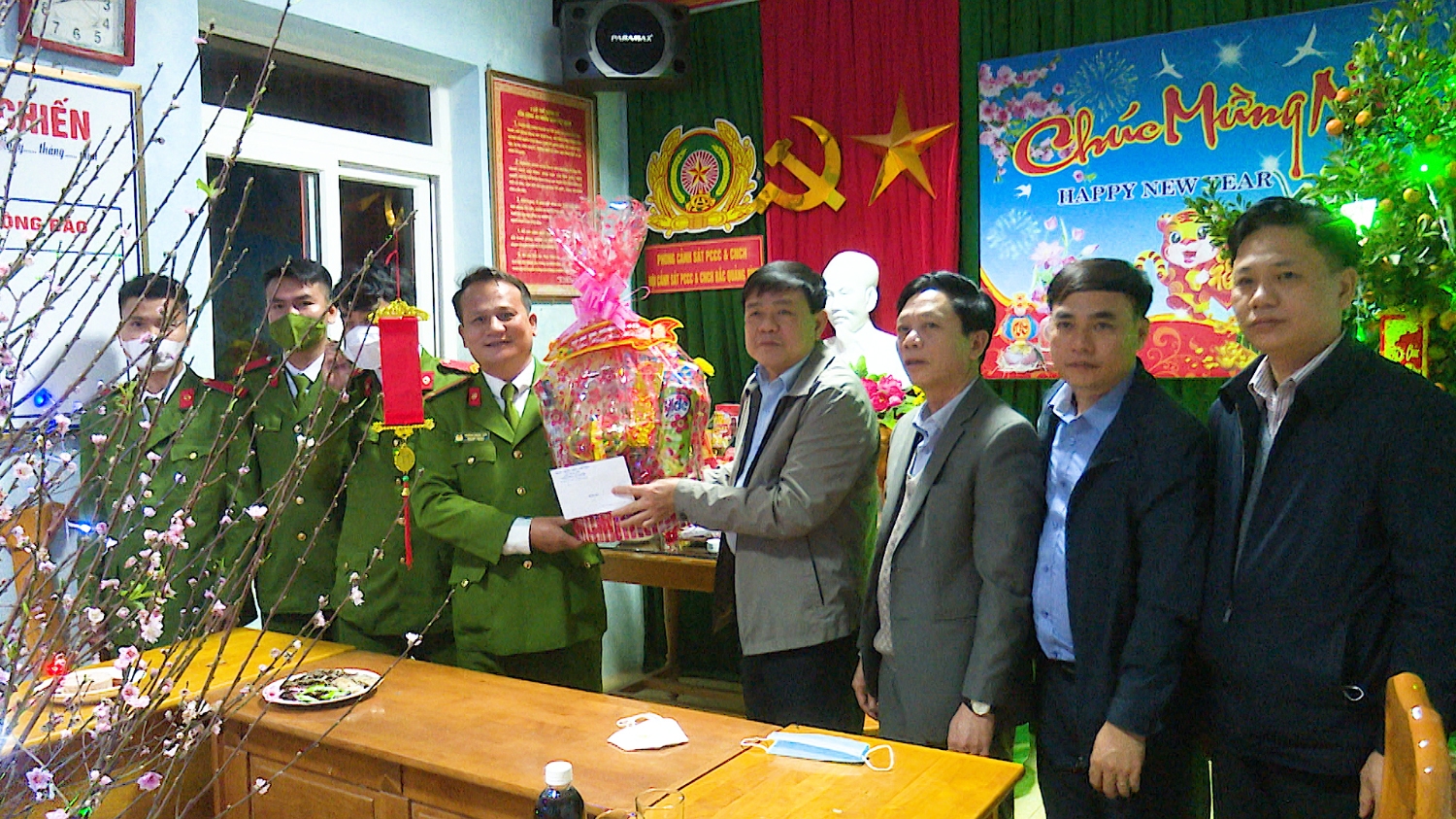 Đồng chí Đoàn Minh Thọ Phó Bí thư Thị ủy Chủ tịch UBND thị xã thăm, tặng quà cho cán bộ, chiến sĩ Đội Cảnh sát PCCC và CHCN Bắc Quảng Bình