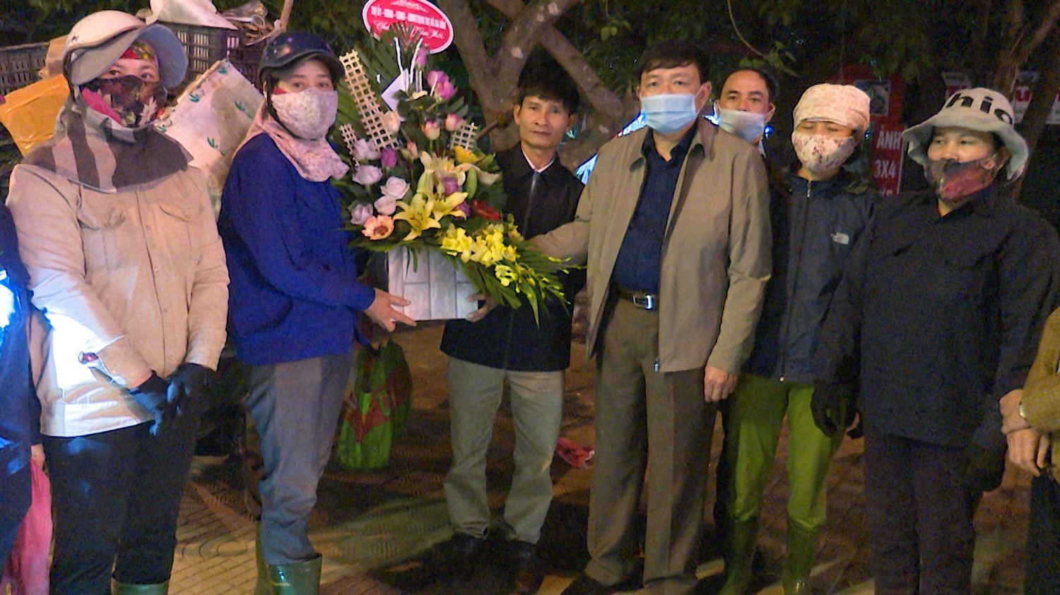 Đồng chí Đoàn Minh Thọ Phó Bí thư Thị ủy, Chủ tịch UBND thị xã thăm, tặng quà cho công nhân vệ sinh môi trường nhân dịp Tết Nguyên đán Tân Sữu 2021
