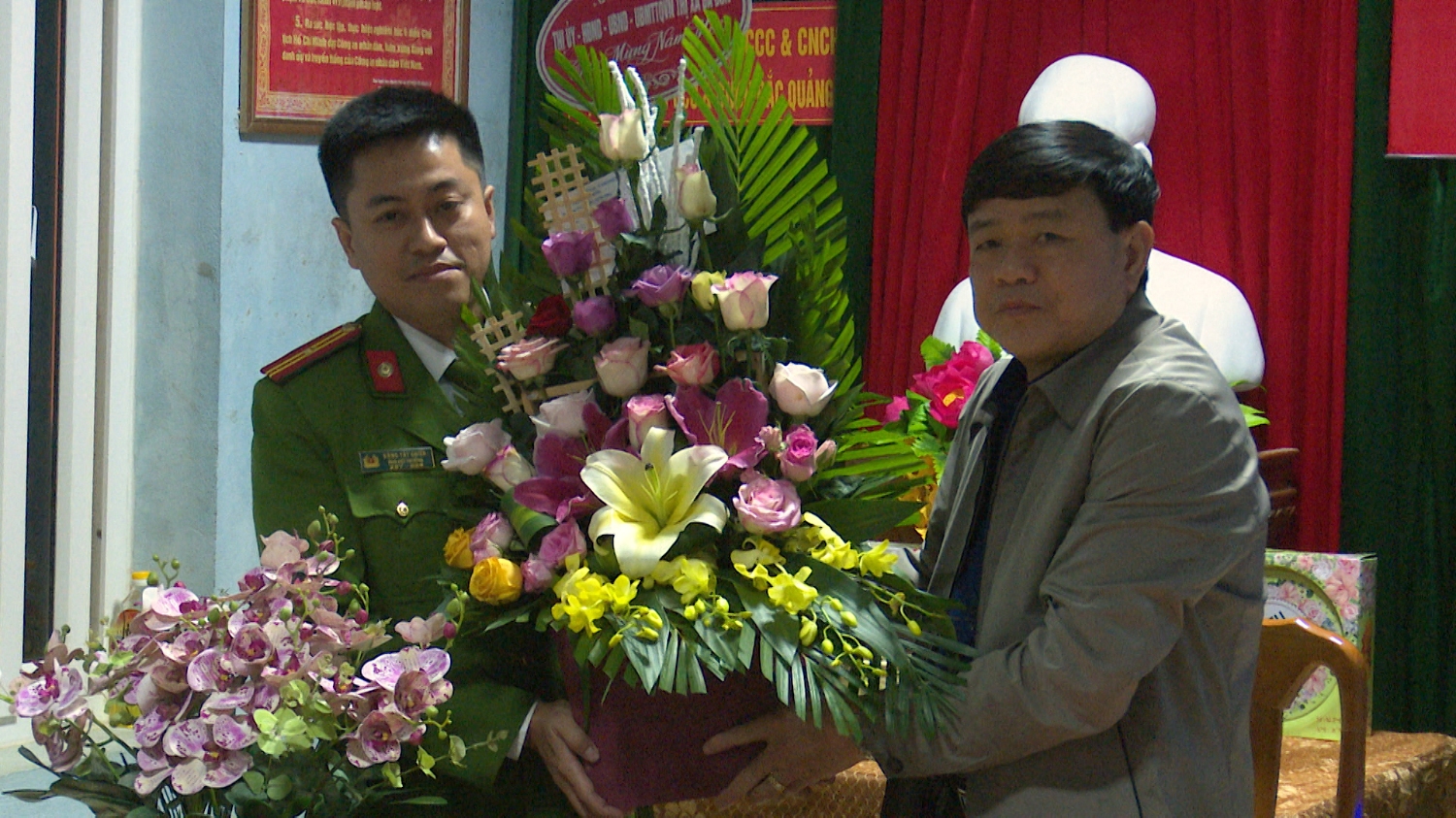 Đồng chí Đoàn Minh Thọ- Phó Bí thư Thị ủy, Chủ tịch UBND thị xã thăm, tặng quà Đội cảnh sát PCCC Bắc Quảng Bình nhân dịp Tết Nguyên đán Tân Sủu 2021.