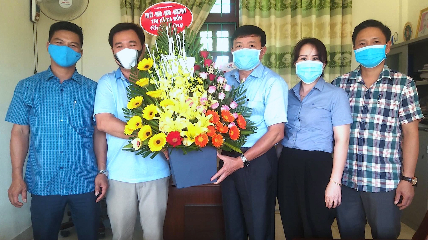 Đồng chí Đoàn Minh Thọ, Phó bí thư Thị ủy, Chủ tịch UBND thị xã thăm và tặng hoa chúc mừng Đài TT-TH thị xã Ba Đồn nhân dịp kỷ niệm 96 năm Ngày Báo chí Cách mạng Việt Nam