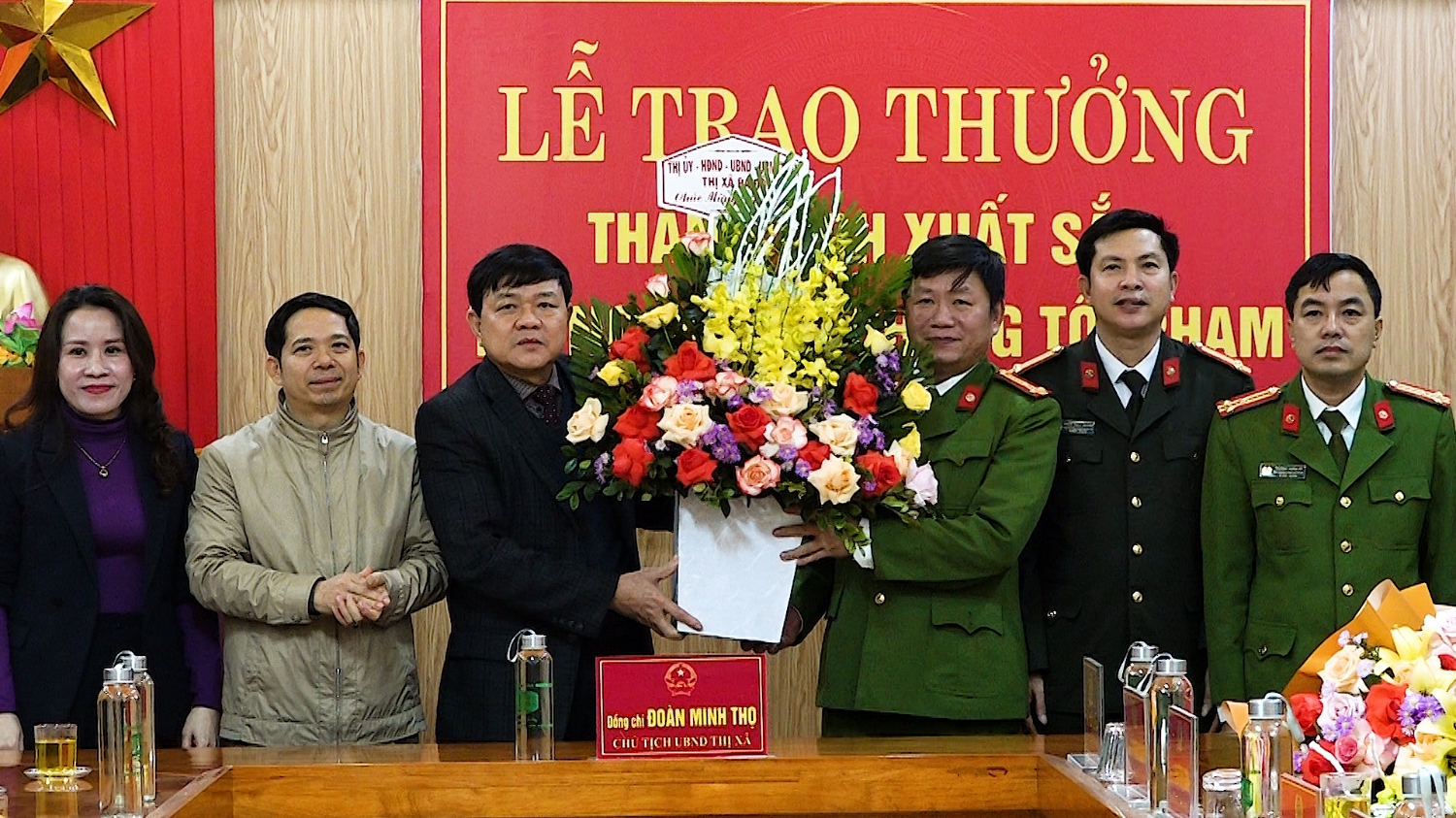 Đồng chí Đoàn Minh Thọ- Phó Bí thư Thị ủy, Chủ tịch UBND thị xã thăm và tặng quà tại Công an thị xã Ba Đồn.