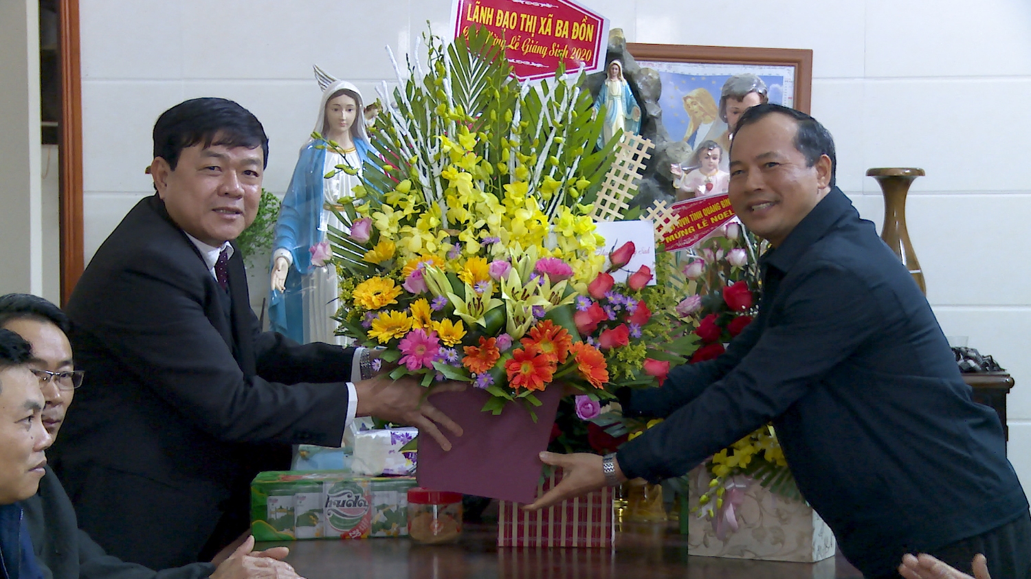 Đồng chí Đoàn Minh Thọ, Phó Bí thư Thị ủy, Chủ tịch UBND Thị xã thăm và tặng quà tại giáo xứ Hòa Ninh nhân lễ giáng sinh 2020