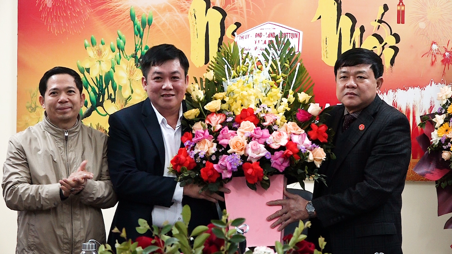 Đồng chí Đoàn Minh Thọ Phó Bí thư Thị ủy, Chủ tịch UBND thị xã thăm và tặng quà Kho bạc nhà nước thị xã
