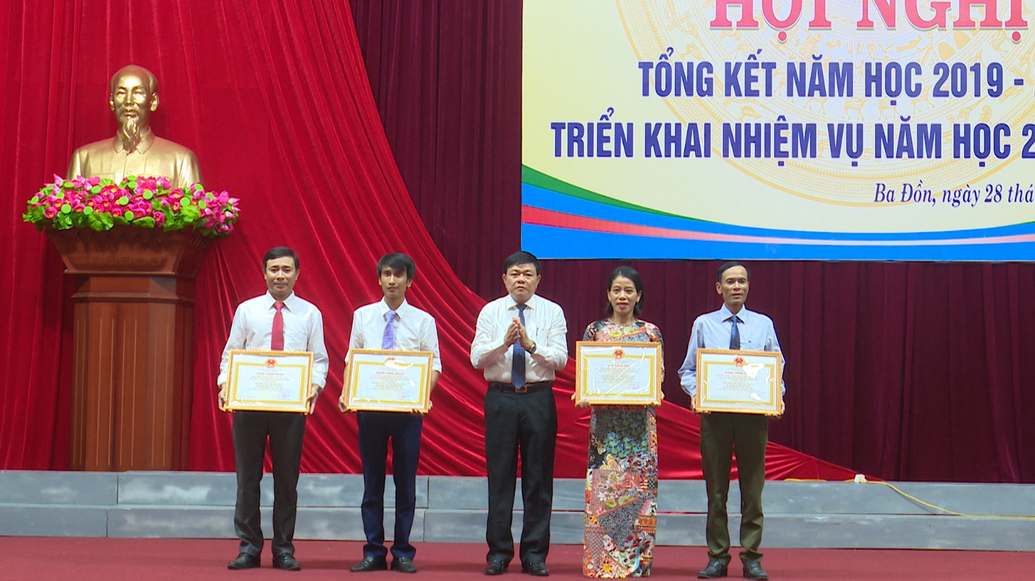 Đồng chí Đoàn Minh Thọ Phó Bí thư Thị ủy, Chủ tịch UBND thị xã trao giấy chứng nhận trường đạt chuẩn Quốc gia cho các trường đạt chuẩn trong năm 2020