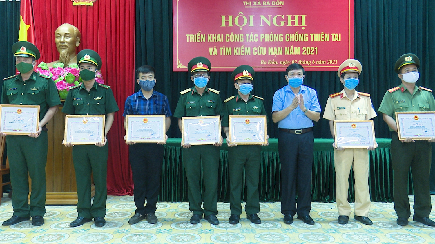 Đồng chí Đoàn Minh Thọ- Phó Bí thư Thị ủy, Chủ tịch UBND thị xã trao giấy khen cho các tập thể, cá nhân có thành tích trong công tác phòng chống thiên tai, tìm kiếm cứu nạn năm 2020.