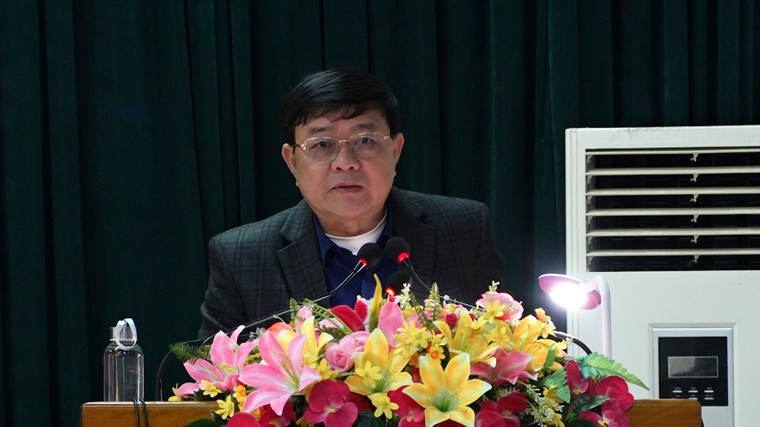 Đồng chí Đoàn Minh Thọ- Phó Bí thư Thị ủy, Chủ tịch UBND, Trưởng Ban An toàn giao thông thị xã phát biểu tại hội nghị.