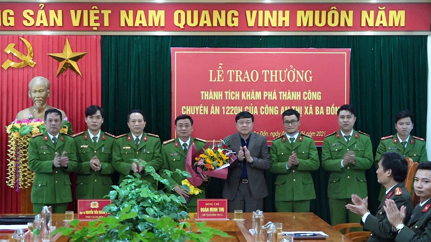 Đồng chí Đoàn Minh Thọ Phó bí thư Thị ủy Chủ tịch UBND thị xã đã trao hoa và tiền thưởng cho các cán bộ, chiến sỹ trong Ban chuyên án của công an thị xã Ba Đồn