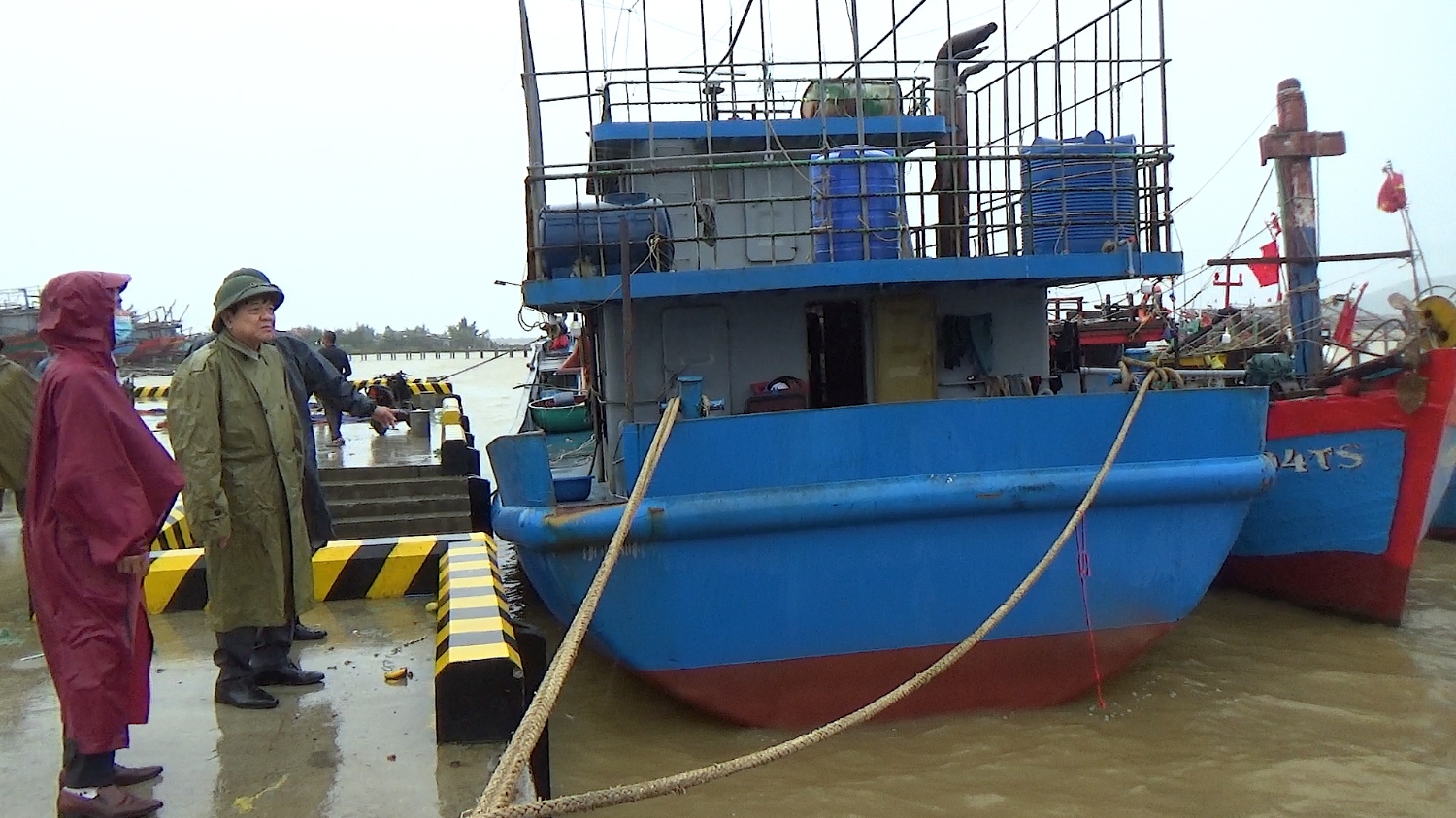 Đồng chí Đoàn Minh Thọ, Phó Bí thư Thị ủy, Chủ tịch UBND thị xã kiểm tra tình hình neo đậu tàu thuyền tại phường Quảng Phúc.