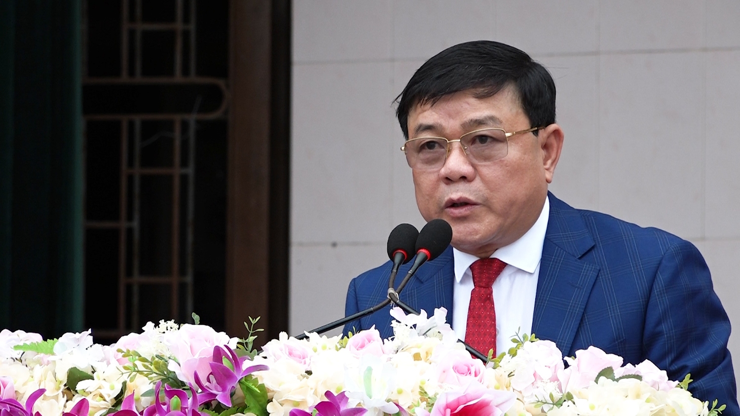 Đồng chí Đoàn Minh Thọ Phó Bí thư Thị ủy Chủ tịch UBND thị xã phát biểu tại buổi Lễ giao nhận quân