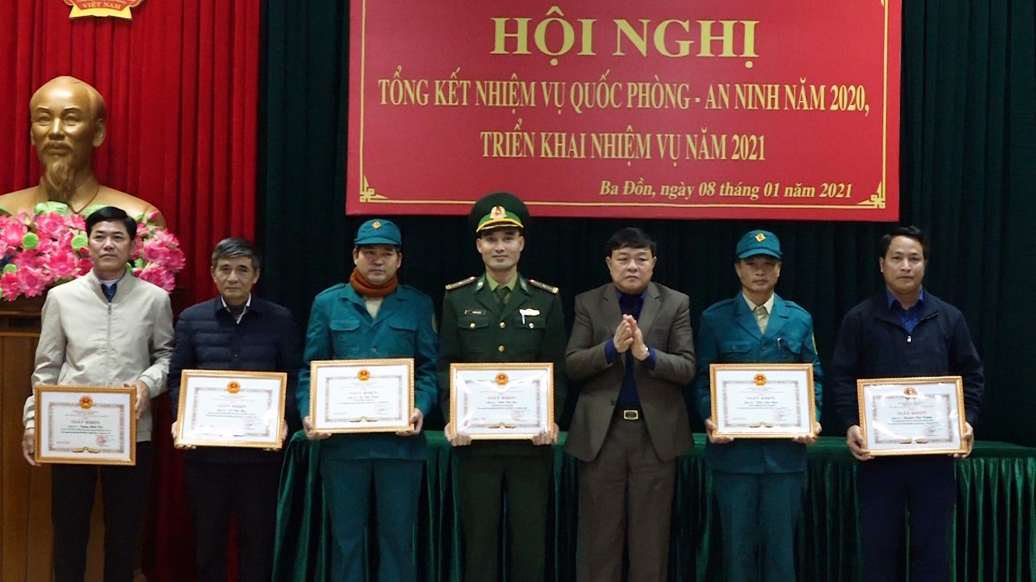 đồng chí Đoàn Minh Thọ Phó bí thư Thị uỷ Chủ tịch UBND thị xã tặng giấy khen cho các cá nhân có thành tích xuất sắc trong thực hiện nhiệm vụ quốc phòng an ninh 2020