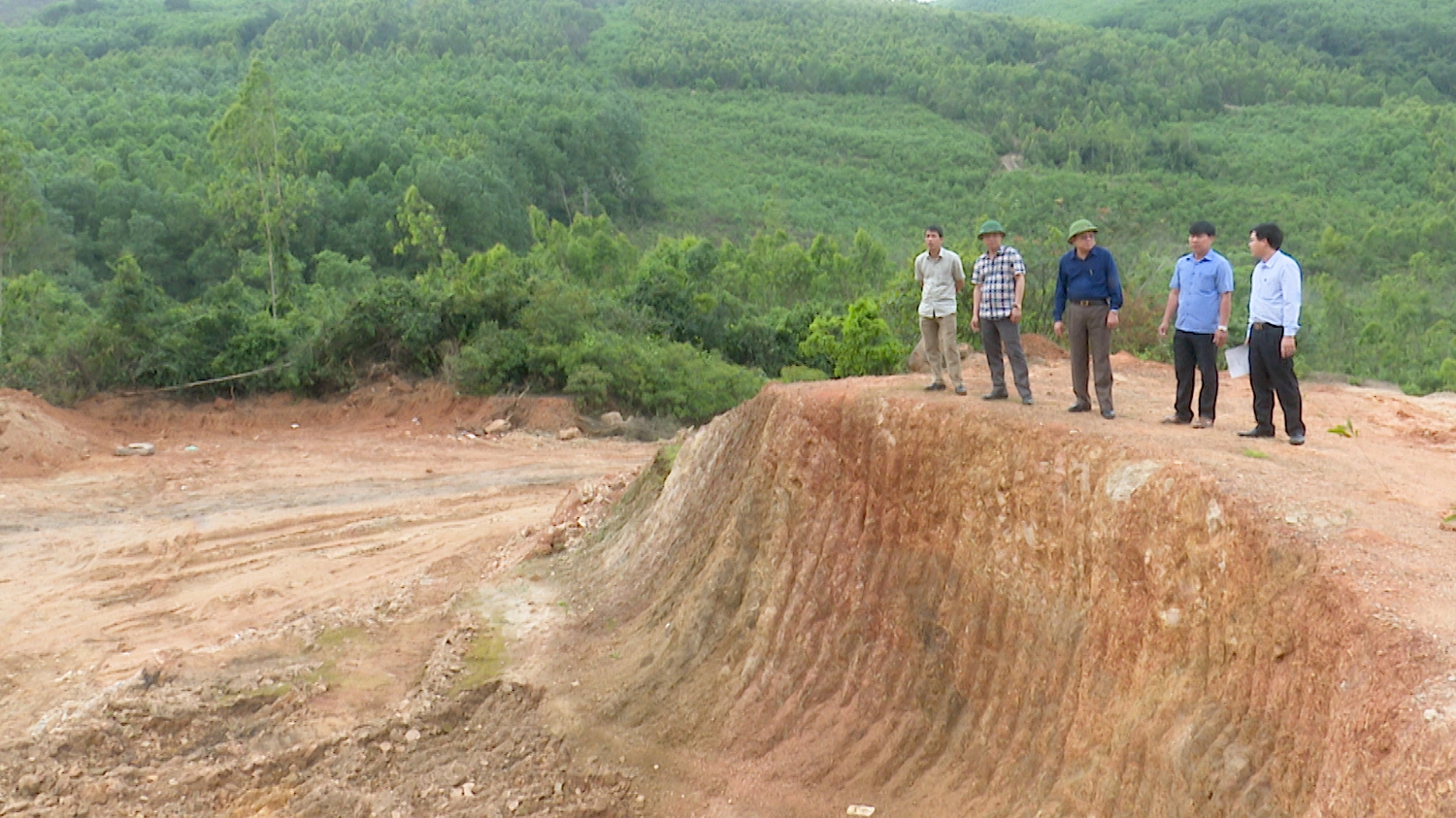 Đồng chí Đoàn Minh Thọ – Phó Bí thư Thị ủy Chủ tịch UBND thị xã và các đồng chí trong đoàn công tác đã đi kiểm tra khu vực đất san lấp làm vật liệu xây dựng tại đồng Hòa