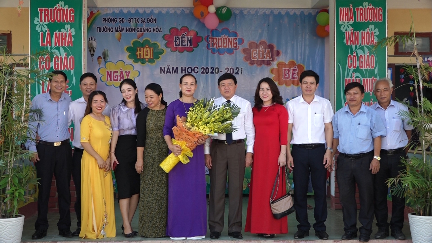 Đồng chí Đoàn Minh Thọ tặng hoa chúc mừng khai giảng trường Mầm Non Quảng Hòa