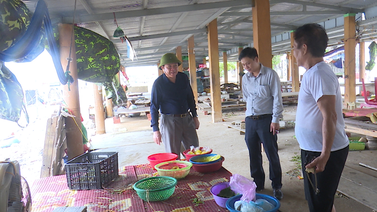 Đồng chí Chủ tịch UBND thị xã thăm hỏi người dân tại thôn Văn Phú.