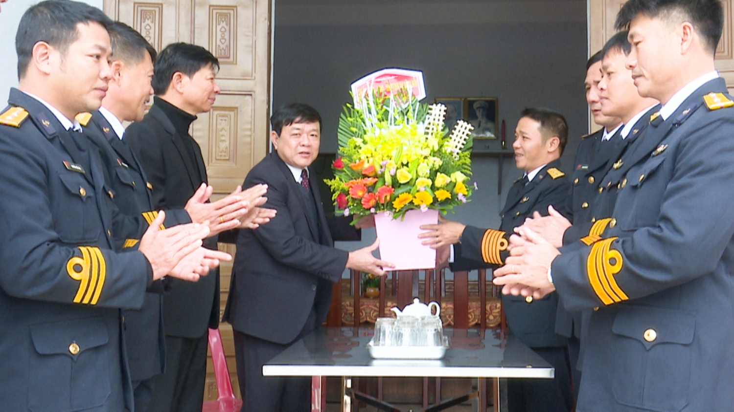 Đồng chí Đoàn Minh Thọ- PBT thị ủy,  Chủ tịch UBND thị xã Ba Đồn thăm cán bộ, chiến sỹ Hải đội 313, Vùng 3 Hải quân.