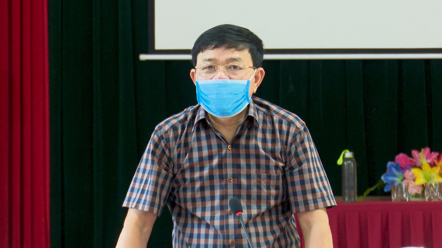 đồng chí Đoàn Minh Thọ PBT Thị ủy, Chủ tịch UBND thị xã Ba Đồn phát biểu tại hội nghị họp khẩn vì có 2 trường hợp đi về từ Đà nẵng có dấu hiệu sốt