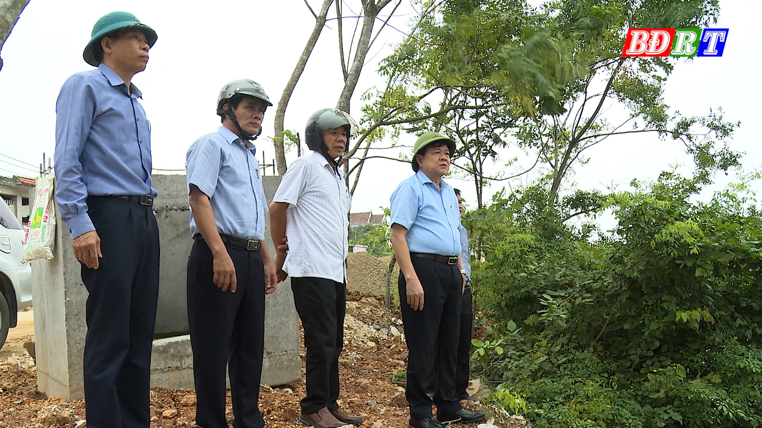 Đồng chí Đoàn Minh Thọ PBT Thị ủy, Chủ tịch UBND thị xã kiểm tra tình hình nuôi cá lồng bè tại xã Quảng Lộc