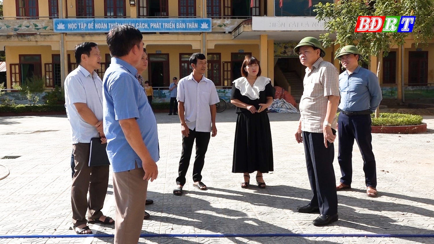 Đồng chí Đoàn Minh Thọ- PBT Thị ủy, Chủ tịch UBND thị xã và đoàn công tác kiểm tra tại trường Tiểu học số 2 Quảng Văn.