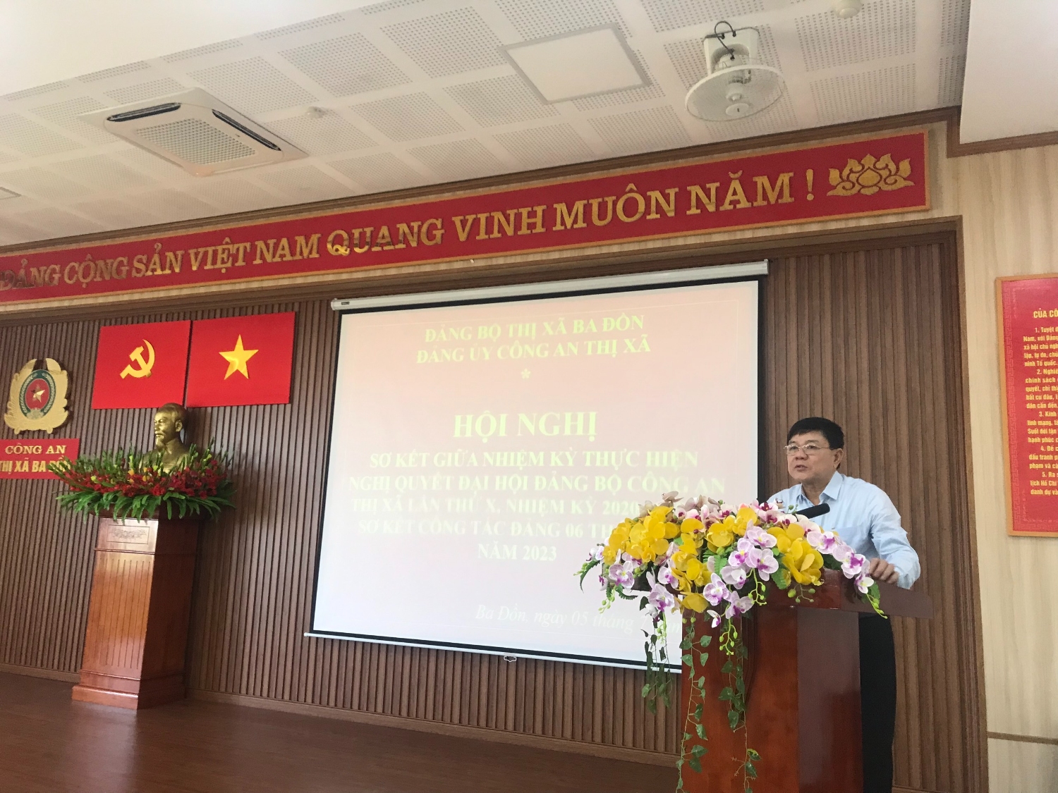 Đồng chí Đoàn Minh Thọ PBT Thị ủy Chủ tịch UBND thị xã phát biểu tại hội nghị (2)