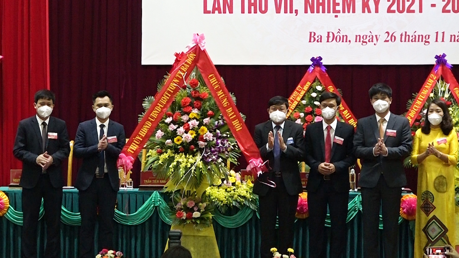 Đồng chí Đoàn Minh Thọ- PBT Thị ủy, Chủ tịch UBND thị xã tặng hoa chúc mừng Đại hội.