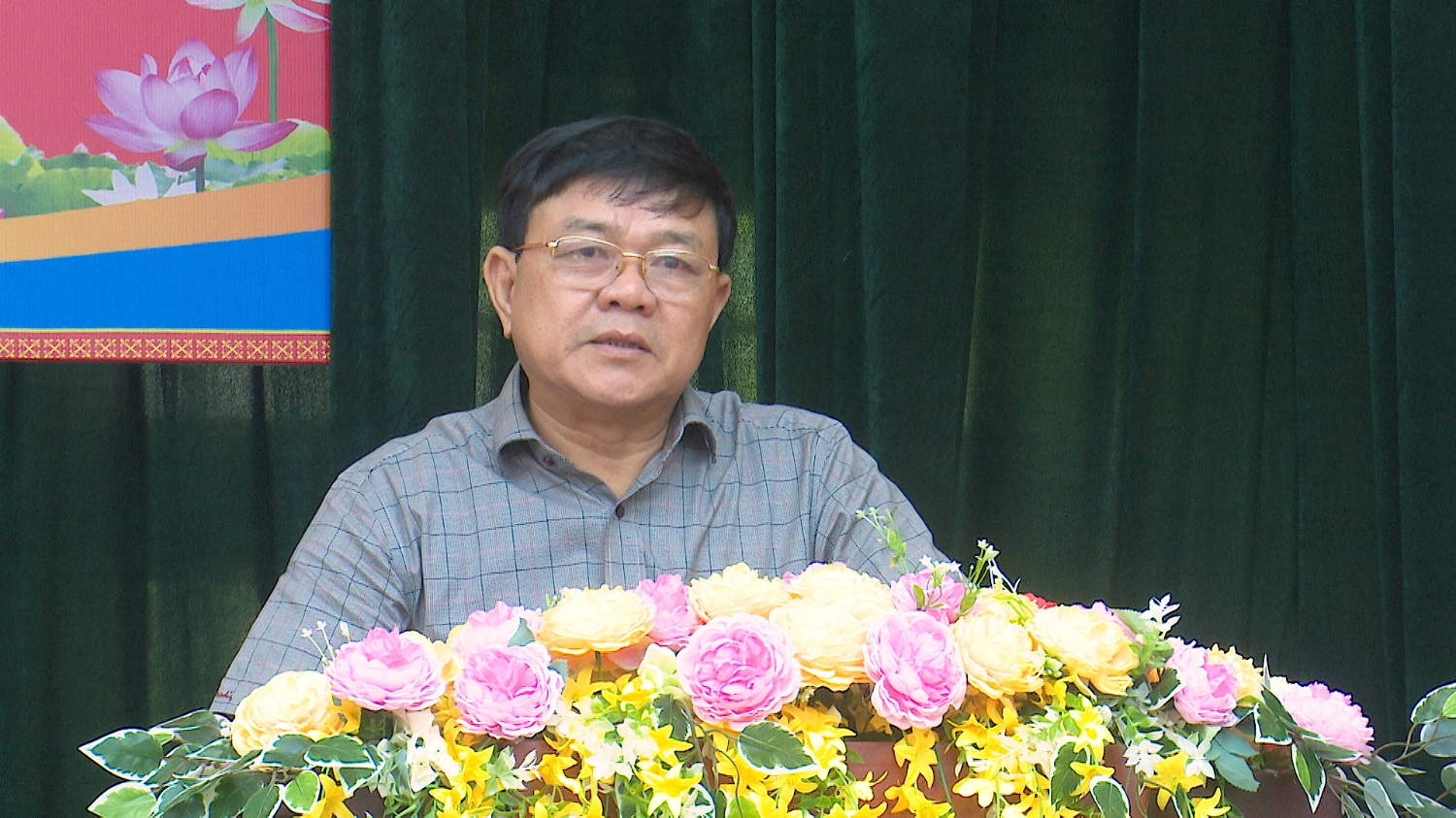 Đồng chí Đoàn Minh Thọ PBT Thị ủy Chủ tịch UBND thị xã Tổ trưởng tổ công tác triển khai Đề án 06 phát biểu tại hội nghị