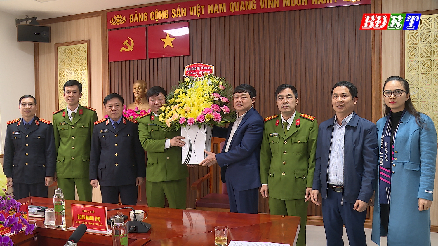 Đồng chí Đoàn Minh Thọ-  Phó Bí thư Thị ủy, Chủ tịch UBND thị xã tặng hoa, quà chúc mừng chiến công của Công an thị xã Ba Đồn.