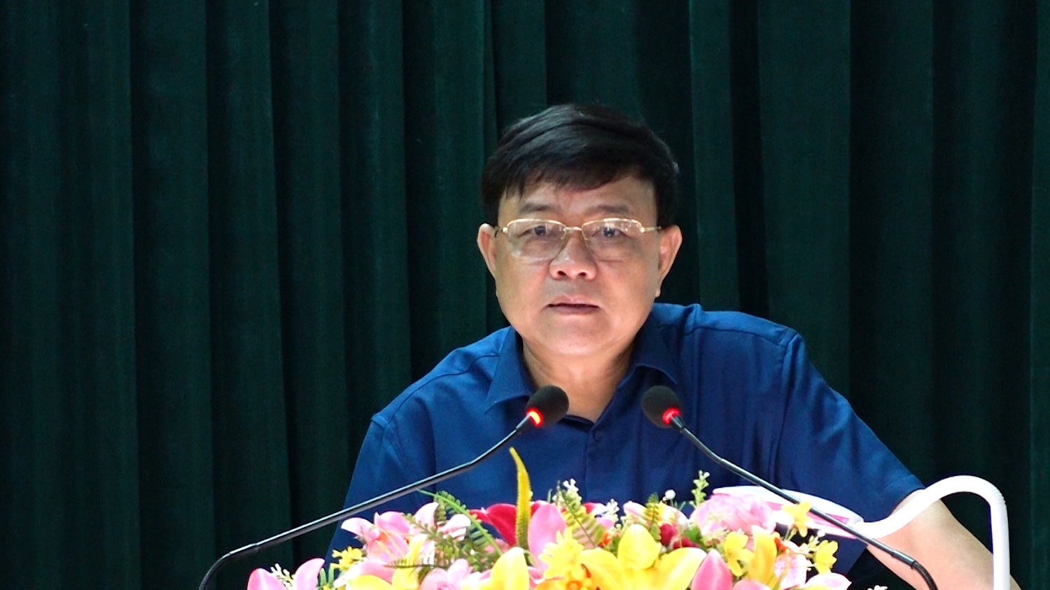 Đồng chí Đoàn Minh Thọ Phó bí thư Thị ủy Chủ tịch UBND thị xã phát biểu kết luận hội nghị