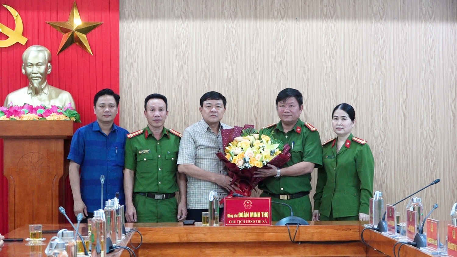Đồng chí Đoàn Minh Thọ- Phó Bí thư Thị ủy, Chủ tịch UBND thị xã tặng hoa, chúc mừng chiến công phá chuyên án ma túy mang bí số “231V” của Công an thị xã Ba Đồn.