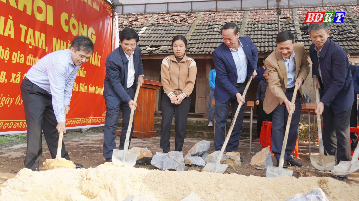 Đồng chí Đoàn Ngọc Lâm UVTV Tỉnh ủy, Phó Chủ tịch Thường trực UBND tỉnh và các đồng chí trong đoàn công tác làm lễ động thổ khởi công xây dựng ngôi nhà