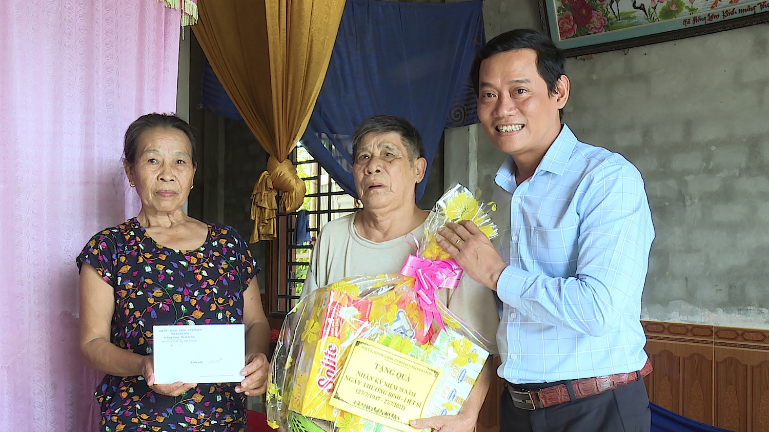 Đồng chí Phó Chủ tịch UBND thị xã Ba Đồn thăm, tặng quà ông Lê Quang Chình (Thôn Trung Thôn, xã Quảng Trung)