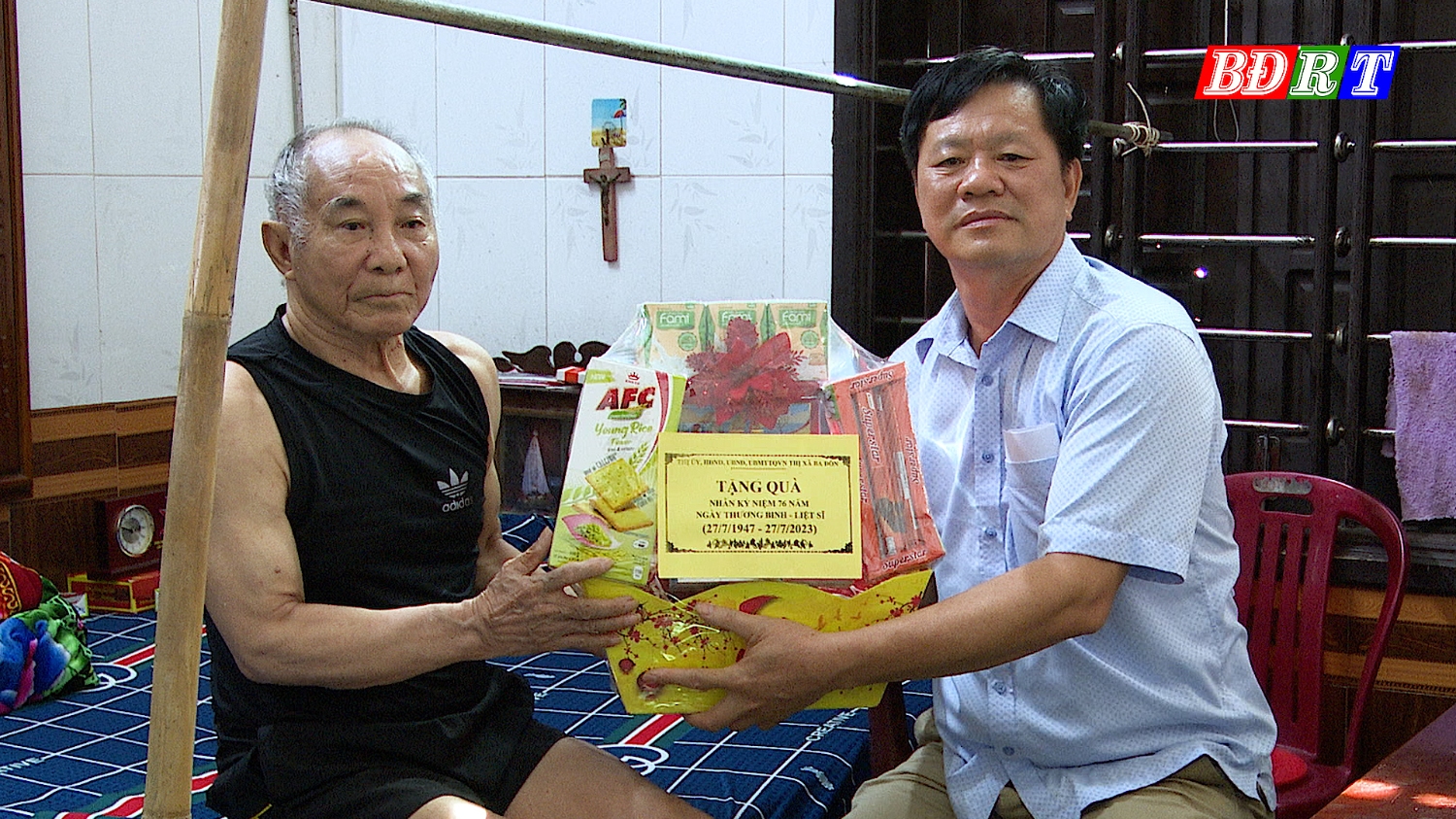 Đồng chí Hoàng Phú Hậu, Chủ nhiệm UBKT Thị ủy thăm, tặng quà gia đình chính sách