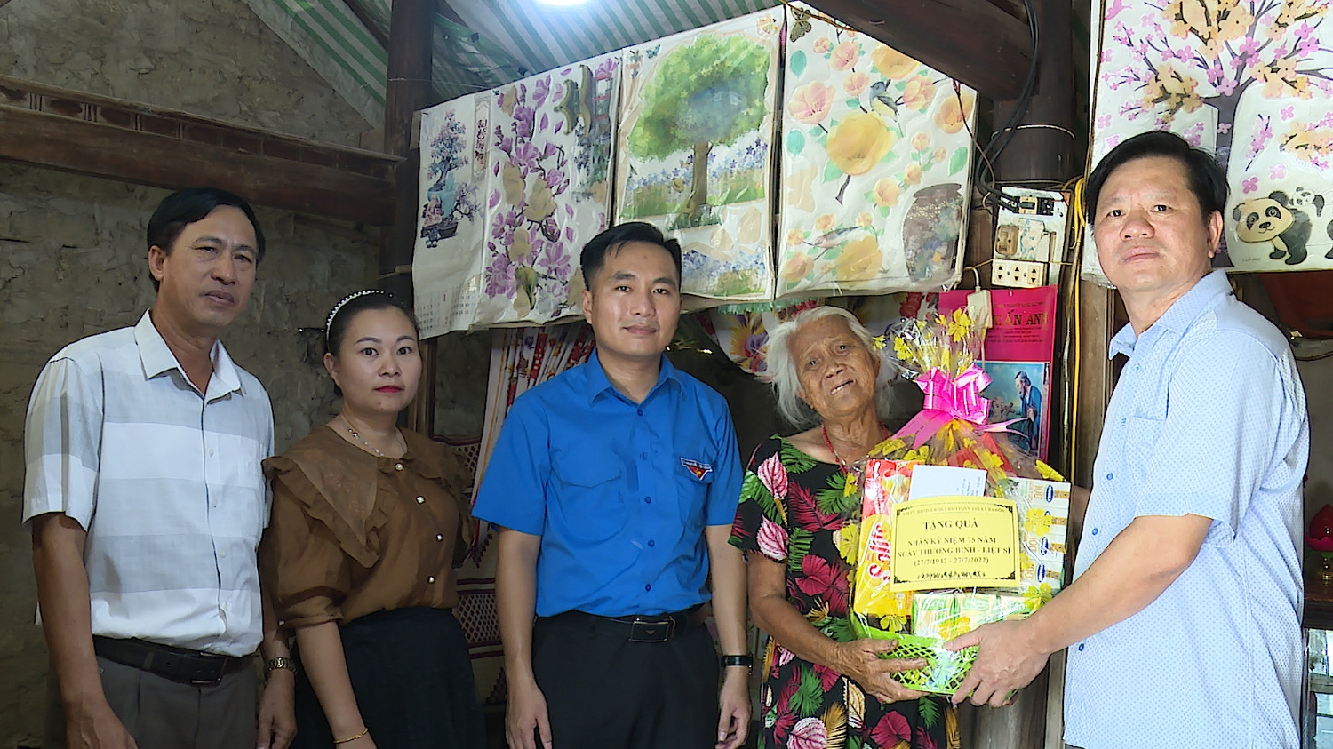 Đồng chí Hoàng Phú Hậu , UVTV, Chủ nhiệm UBKT Thị ủy thăm hỏi, tặng quà gia đình bà Lê Thị Phương, Vợ Liệt Sỹ, phường Quảng Thọ