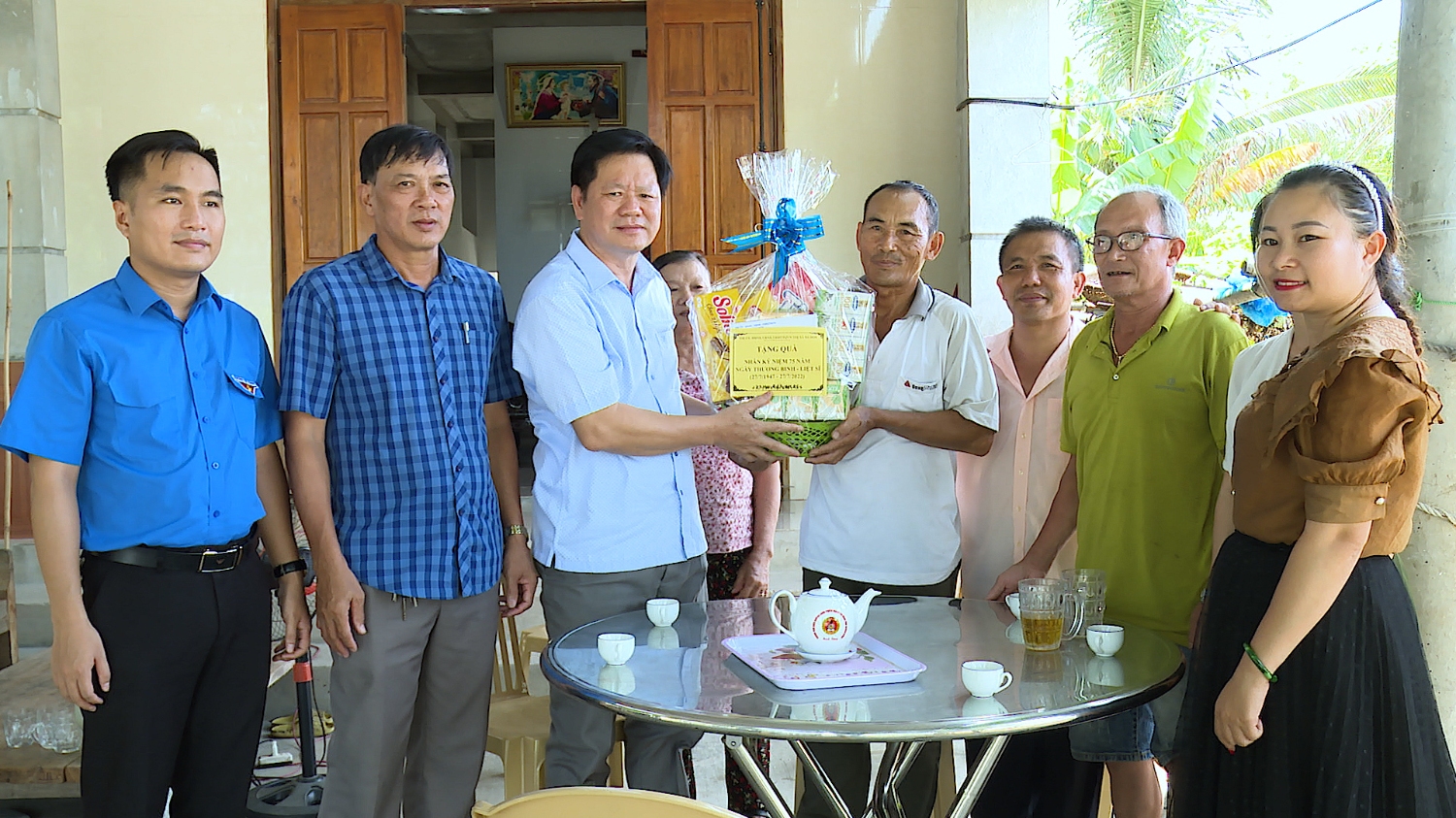 Đồng chí Chủ nhiệm UBKT Thị ủy thăm hỏi, tặng quà gia đình ông Nguyễn Văn Đế (TDP Đơn Sa, phường Quảng Phúc)