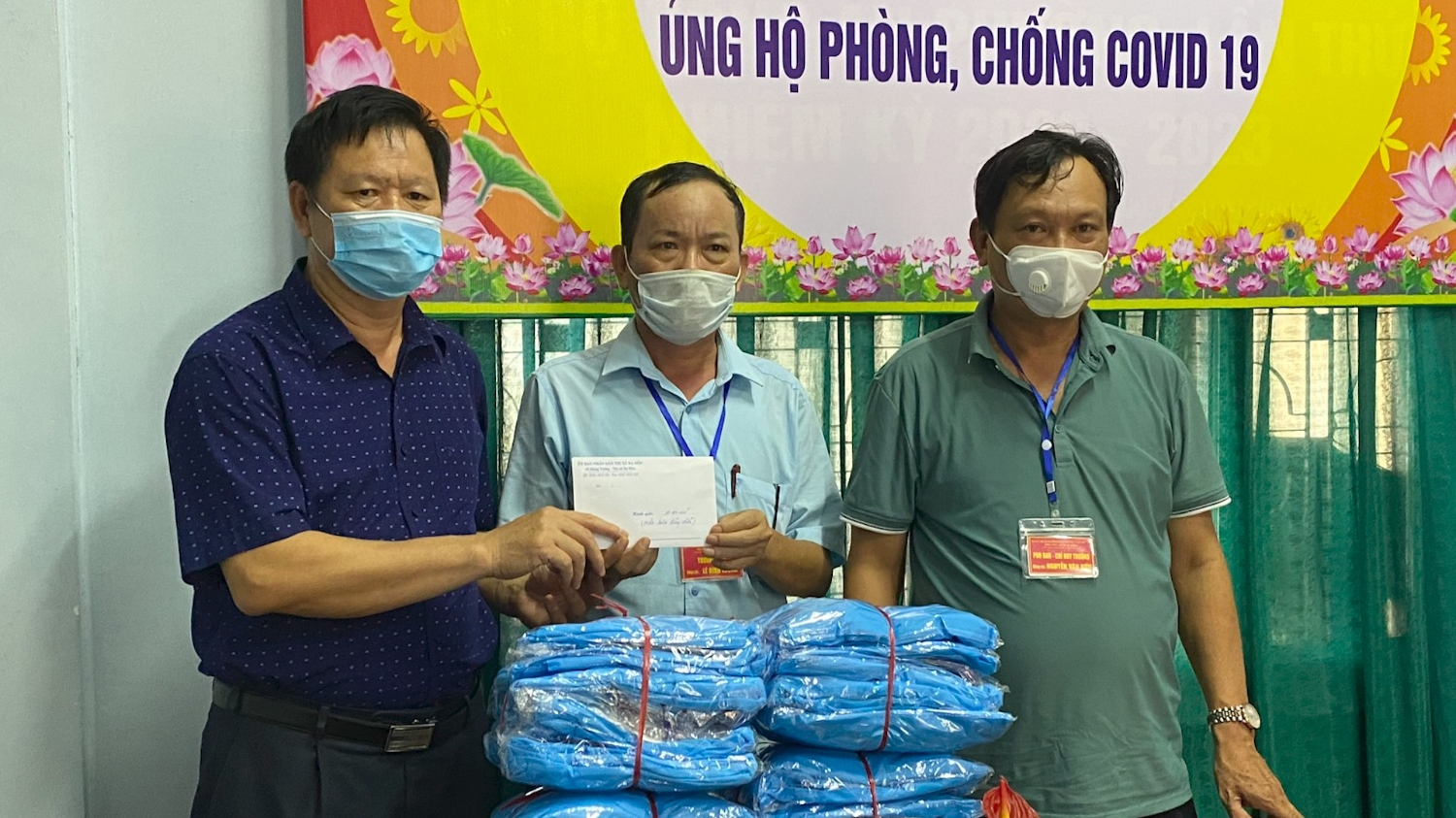 Đồng chí Hoàng Phú Hậu UVTV, Chủ nhiệm Ủy ban Kiểm tra Thị ủy trao quà, hỗ trợ vật tư Y tế cho tuyến đầu chống dịch tại phường Quảng Thọ