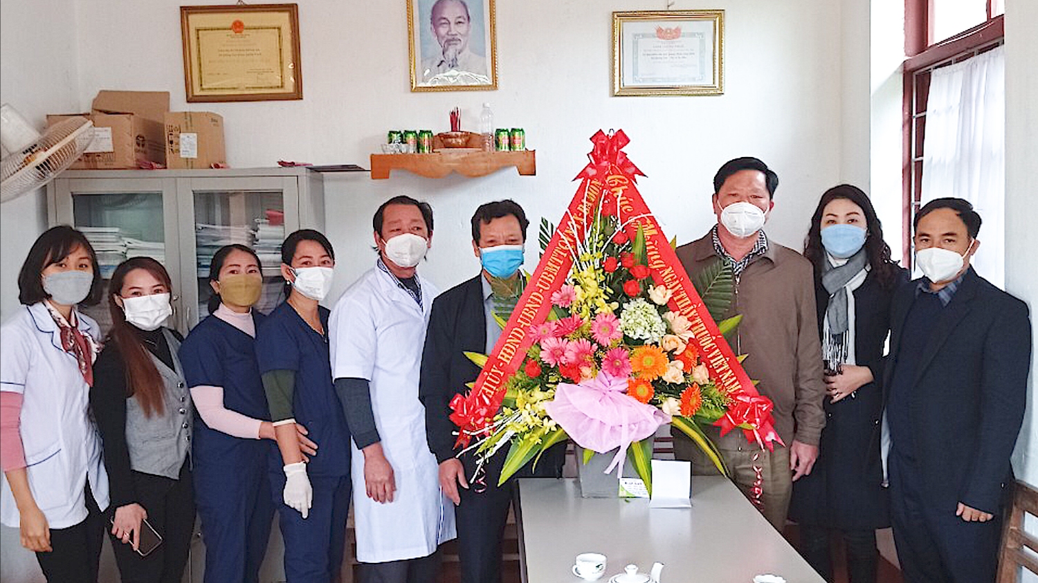 Đồng chí Chủ nhiệm UBKT Thị ủy thăm và tặng quà đội ngũ y, bác sỹ tại  trạm Y tế xã Quảng Sơn.
