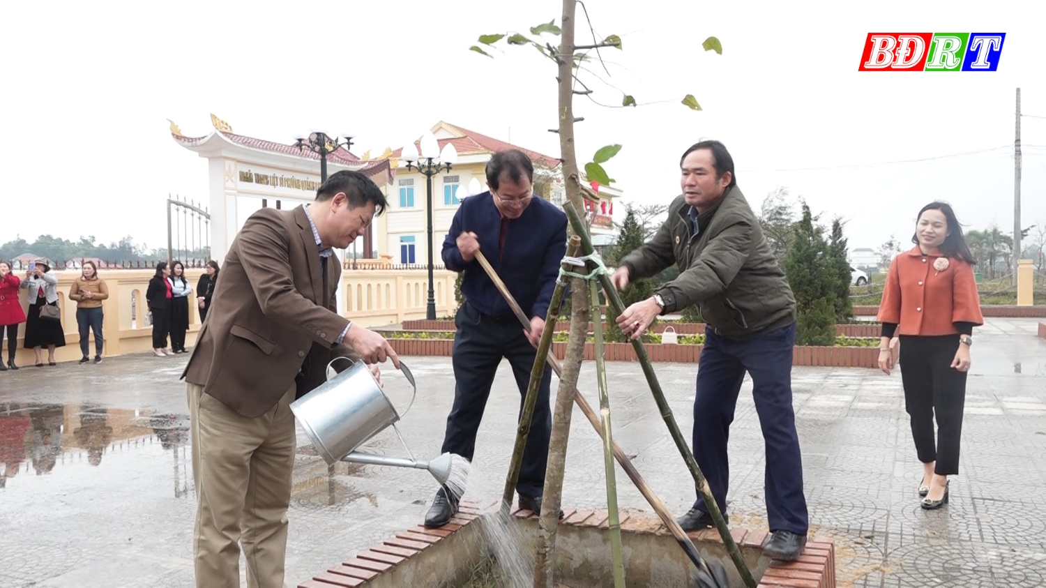 Đồng chí Hoàng Phú Hậu UVTV Thị ủy Chủ nhiệm UBKT Thị ủy tham gia trồng cây tại Nghĩa trang liệt sỹ phường Quảng Phúc