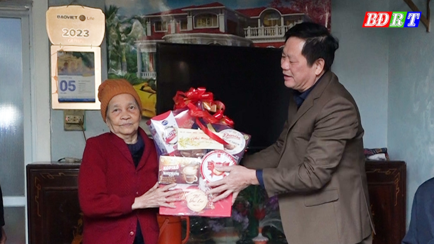 Đồng chí Hoàng Phú Hậu UVTV Chủ nhiệm UBKT Thị ủy thăm, tặng quà cho gia đình bà Nguyễn Thị Châu thuộc diện Tuất liệt sỹ ở TDP Minh Lợi, phường Quảng Thọ