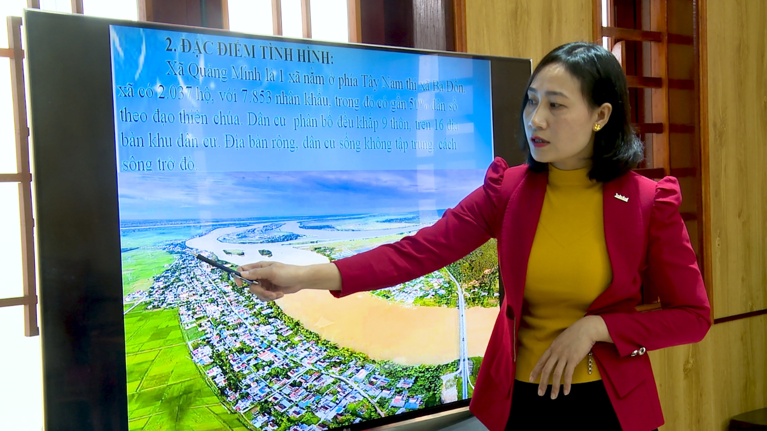 đồng chí Hoàng Thị Thanh báo cáo chương trình hành động trước Ban Thường vụ Thị ủy