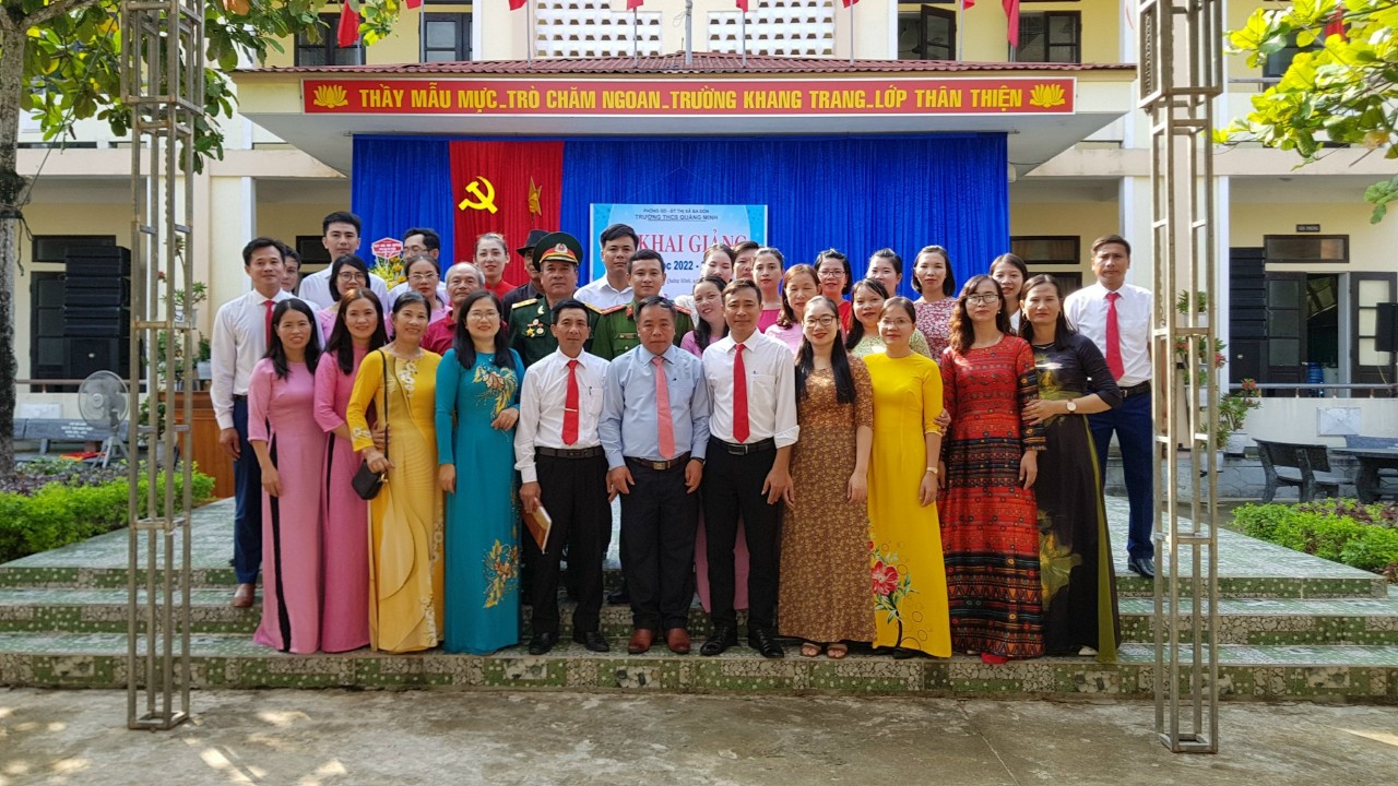 Đồng chí Mai Tất Thắng chụp ảnh lưu niệm với đội ngũ thầy cô giáo trường THCS Quảng Minh nhân dịp khai giảng năm học mới