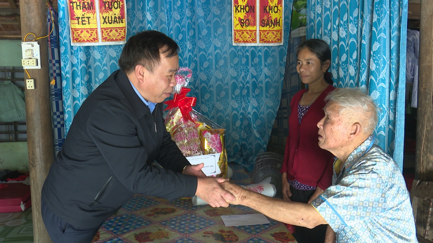 Đồng chí Mai Tất Thắng- PCT Thường trực HĐND thị xã thăm, tặng quà gia đình chính sách nhân dịp Tết Nguyên đán.